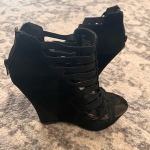Black zipper wedges